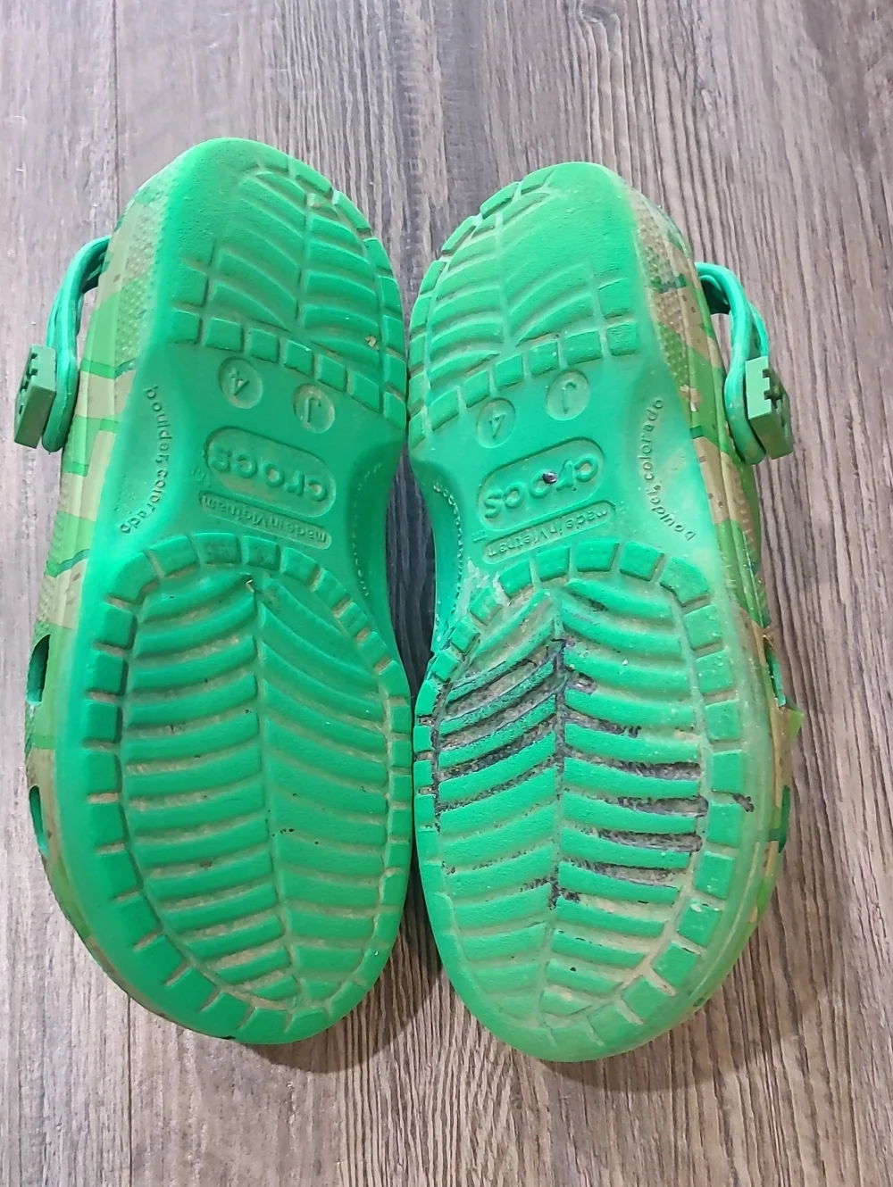 Kids Green Minecraft Clocs Size 4